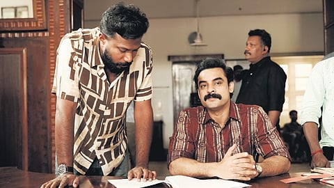 L-R: Darwin Kuriakose with Tovino Thomas on the sets of 'Anveshippin Kandethum'.
