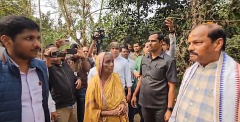 Governor Raghubar Das interacting with a blind elderly woman living in a critical condition in Mardarajpur, Balasore.
