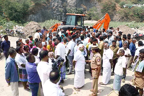 Residents of Ward 24 in Vellore district stage a demonstration on Thursday, seizing corporation garbage vehicles, alleging that sanitary workers are disposing of waste near their sole source of drinking water.