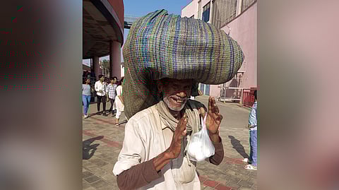 After the argument, the commuter told the farmer to tag along with him and ensured he travelled in the metro.