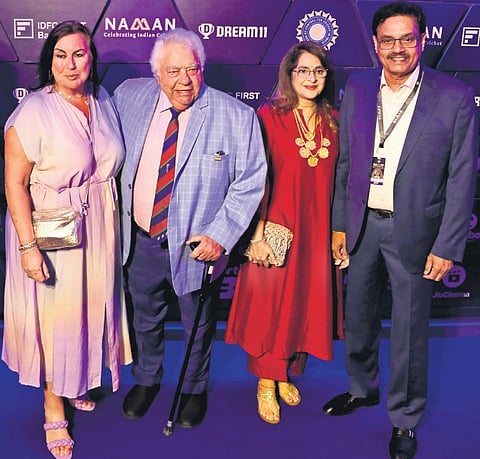 Farokh Engineer and Dilip Vengsarkar with their respective wives Julie and Manali
