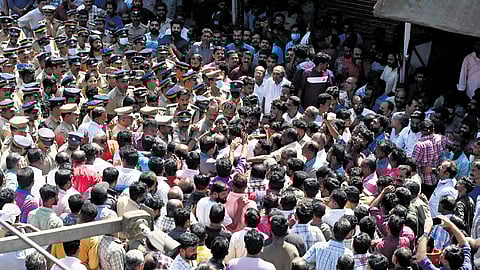 People protesting in Mananthavady town after the wild elephant attack