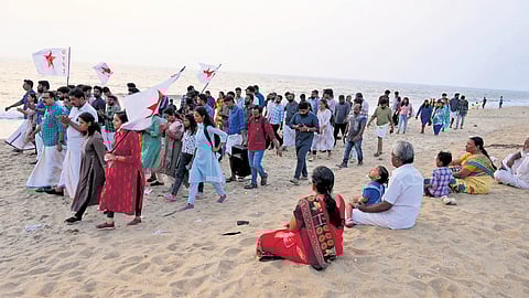 DYFI members protesting against the Mahila Morcha’s moral policing on Konad beach in Kozhikode.