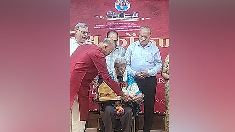R S Bhaskar receiving the award at a function held at Vishwa Konkani Kendra headquarters.