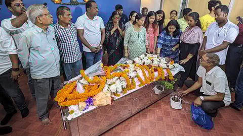 People from various walks of life including ministers, MLAs and MPs paid tributes to the popular leader at his Unit-VI residence.