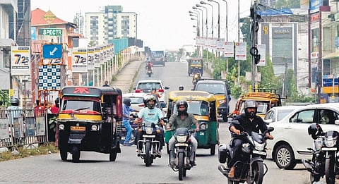 Vehicles passing on the Kaloor Kathrikadavu
road.
