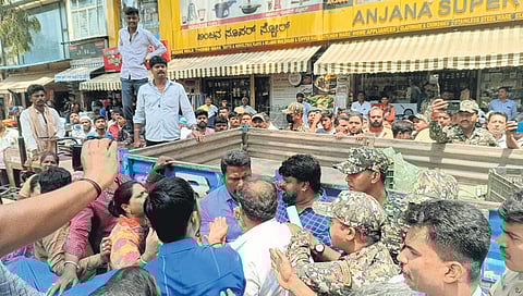 BBMP marshals evict street vendors in Jayanagar