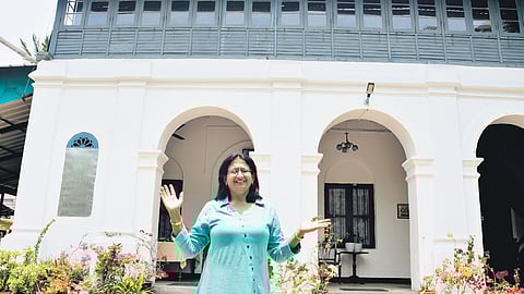 L G Barnard’s granddaughter Auida Althea Barnard in
front of her ancestral house
at Fort Kochi