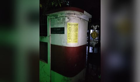 A poster on the
boundary wall of a
house at Pottankavu