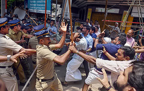 Police personnel attempted to maintain law and order, preventing a clash between BJP workers and AAP workers who were protesting.
