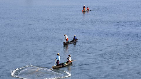 Fishermen engaged in fishing in Vembanad lake