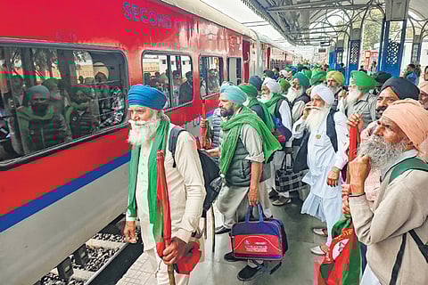 In Patiala, SKM members board train to Delhi for the ‘mahapanchat’.