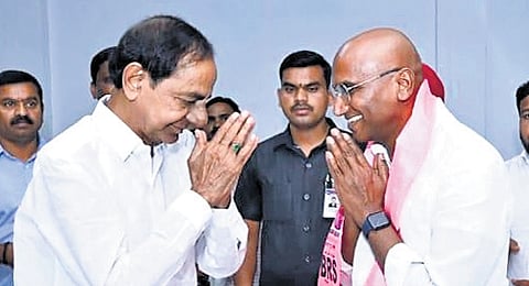 Former BSP state president RS Praveen Kumar greets BRS chief KCR at his farmhouse in Erravalli on Monday