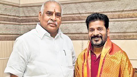 Kumurambheem- Asifabad district BRS president and former MLA from Sirpur constituency Koneru Konappa with Chief Minister A Revanth
Reddy in Hyderabad on Wednesday