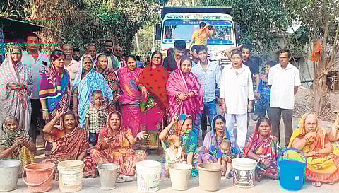 The agitators including women and children blocked Kendrapara-Basapur road at Dianapatana with empty buckets for around three hours.