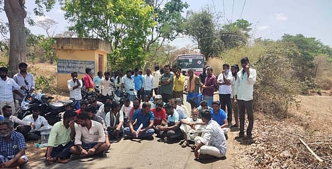 Over 60 villagers from Bettamugilalam panchayat staged a road blockade near the Iyyur forest check post.