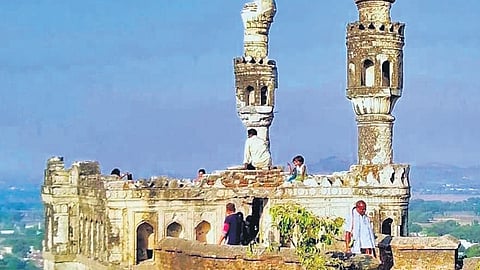 Elgandal Fort with its iconic ‘Dho Minar’ on the outskirts
of Karimnagar