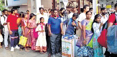 Bengaluru Railway Division’s special team ensures passengers maintain a queue before boarding the KSR Bengaluru to New Delhi train from Bengaluru city.