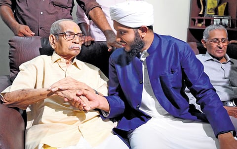 Kozhikode Khasi N Umar interacts with K C Unni Anujan Raja, a descendant of the Zamorin of Calicut, at the latter’s house on Tuesday