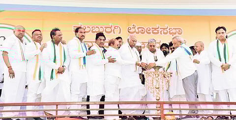 AICC President Mallikarjun Kharge and Chief Minister Siddaramaiah flanked by Congress leadaers during the inauguration of the election campaign in Afzalpur, Kalaburagi district, on Wednesday