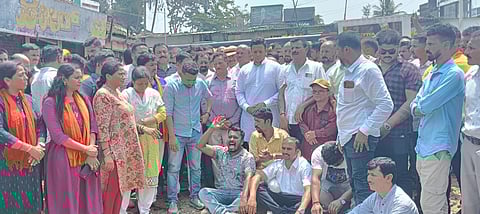 BJP workers hosted a protest at Siddapura. LS candidate Yaduveer Wadiyar also joined the protest.