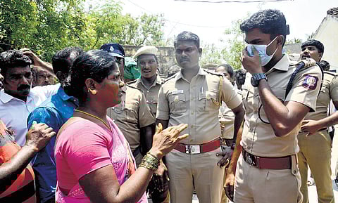 Ekanapuram villagers arguing with revenue and police officials