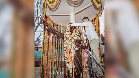 Pandian garlanding the statue of Madhu Babu at Satyabhamapur