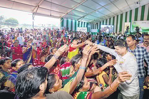 Nabin Odisha and 5T chairman VK Pandian interacting with people