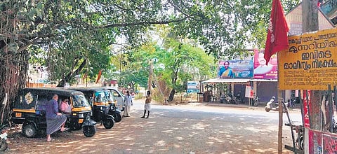 Autorickshaw drivers await patrons
at a nearly deserted Thenkurissi junction.