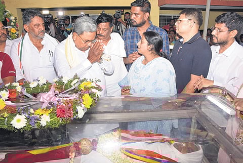Chief Minister Siddaramaiah, DCM DK Shivakumar and others pay their last respects to former Union Minister and BJP leader, V Srinivasa Prasad in Mysuru