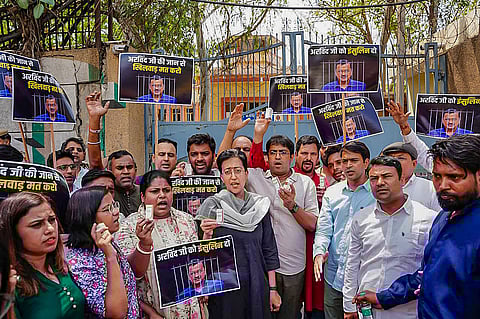 Atishi, along with AAP workers, carries ‘insulin’ during a protest over alleged denial of insulin to the CM outside Tihar jail
