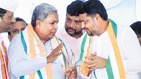 CM Siddaramaiah and Chamarajanagar Lok Sabha Congress candidate Sunil Bose during a LS election campaign meeting in Mysuru district