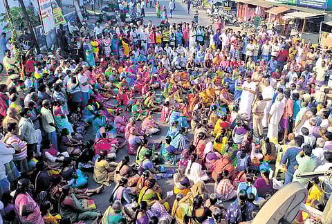 People blocked the Mettupalayam-Sathy Road demanding water