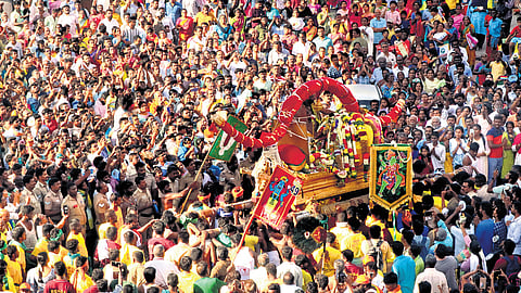 As Chithirai festival enters its last leg, a sea of people throng Madurai to partake in Meenakshi Sundareswarar temple procession; Alagar enters Vaigai today