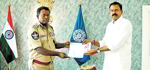 Jai Bharat National Party chief VV Lakshminarayana lodging a complaint with Commissioner of Police A Ravi Shankar in Visakhapatnam on Friday