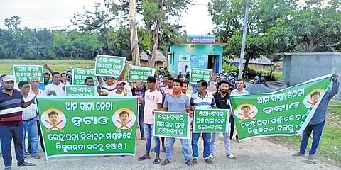BJD workers protesting the decision to induct Ganeswar into the party