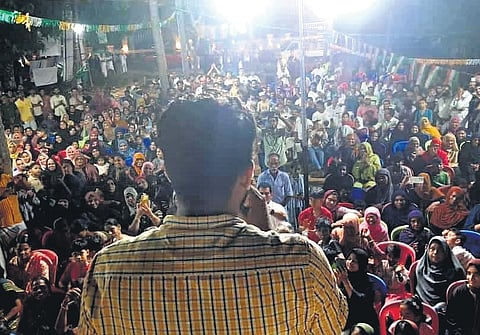 UDF candidate Shafi Parambil addressing crowd at Puravoor near Perambra in
the early hours of Friday.