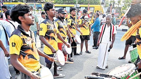 Some political leaders have their own Jamab troupes