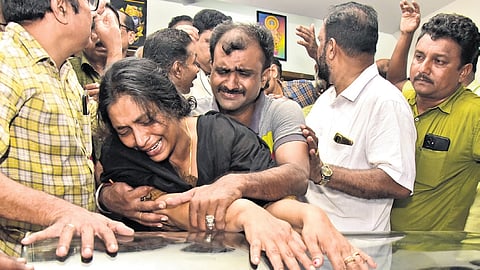 Vinod’s sister Sandya Pradeep breaks down on seeing her brother’s body, which was brought to his house at Manjummel in Kochi