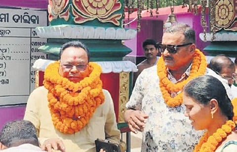 Congress candidate Janardan Dehuri campaigning with few supporters