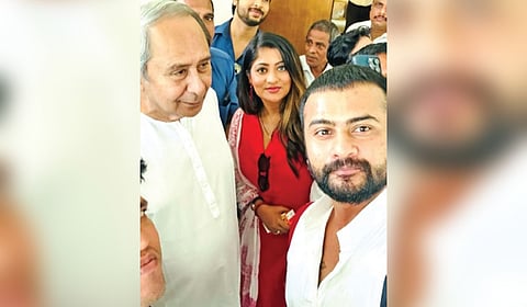 Actors Jyoti Ranjan Nayak and Lipsa Mishra click a selfie with CM