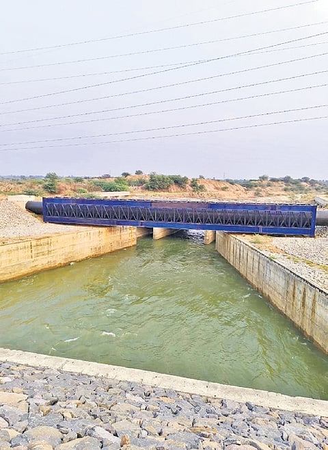 Farmers expressed happiness over the government’s decision to release water amidst the scorching sun. Project officials stated that 800 cusecs will directly flow into the river from Mallannasagar.