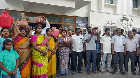 The protestors are residents of Kamaraj Nagar in Ward 4.