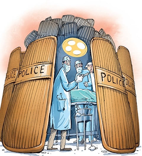 Karnataka: Docs remove cell phone from stomach of accused