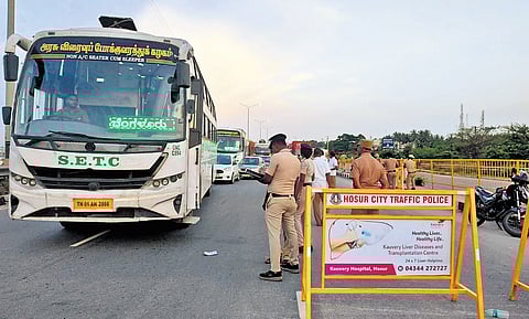 The Valliyur traffic police personnel imposed a penalty of Rs 500 each on three TNSTC bus drivers for not properly wearing uniform and name badges