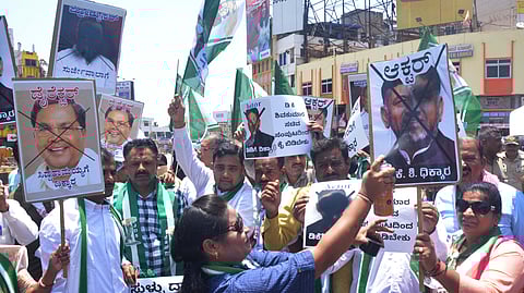 JD(S) protest against DK Shivakumar and CM Siddaramaiah