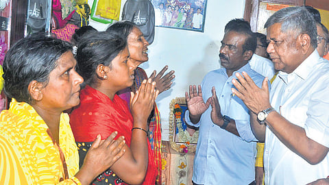 Former CM and BJP leader Jagadish Shettar visits Anjali Ambiger’s family in Hubballi
