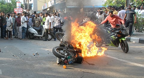 In retaliation to the attack on TDP leader Pulivarthi Nani, party activists staged a demonstration at Sri Padmavathi Mahila Visva Vidyalayam.