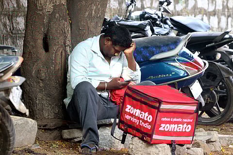 05.5.2024...Vellore..Food delivery man waiting for orders.