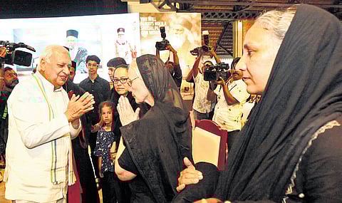 Governor Arif Mohammed Khan consoling the family of Moran Mor Athanasius Yohan I, the Metropolitan of Believers Eastern Church, after paying tributes to his mortal remains in Tiruvalla on Monday